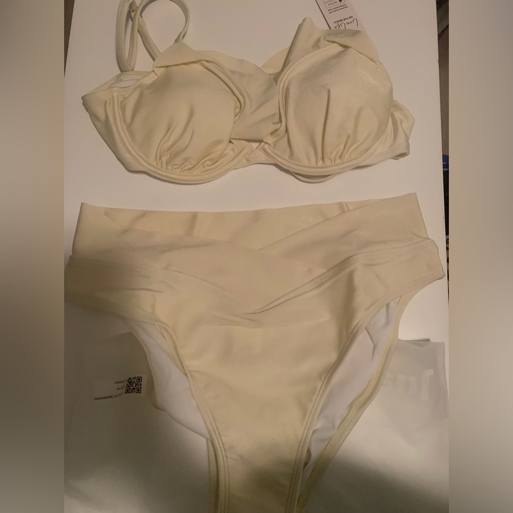 Cupshe underwire ruffle high waisted off-white bikini - size M - Picture 7 of 7